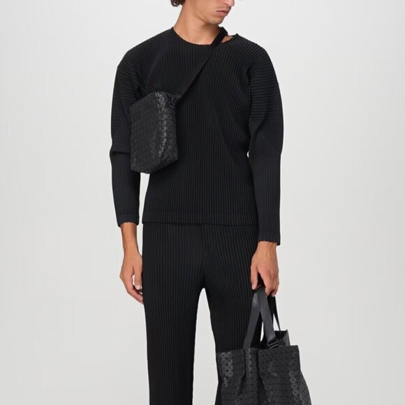 BAO BAO ISSEY MIYAKE Black Voyager One-Tone Unisex Shoulder Bag - Picture 12 of 12